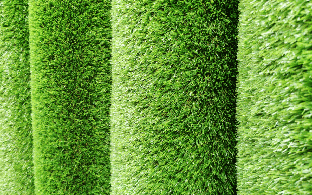 Comparativa entre césped natural y césped artificial en espacio exterior