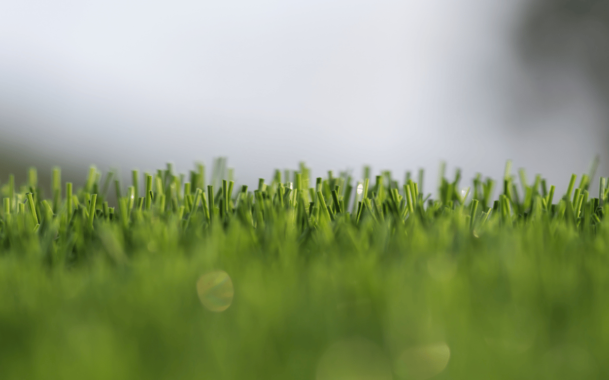 Instalación profesional de césped artificial sobre superficie preparada