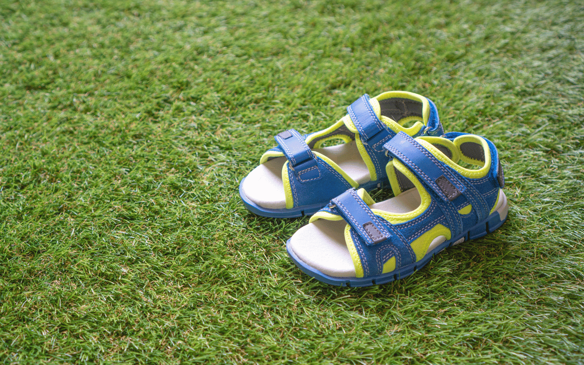 Terraza con diseño contemporáneo y césped artificial de empresa de césped artificial en Sabadell