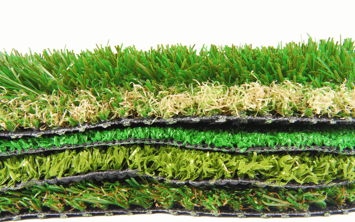 Detalle de fibras de césped artificial de alta calidad con textura realista