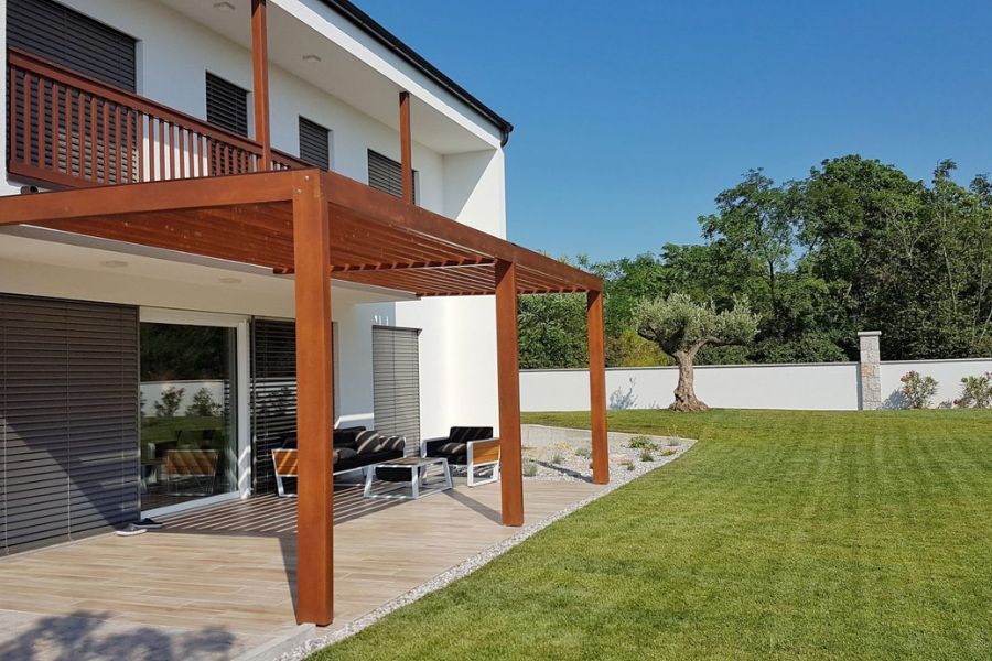 jardín de césped artificial  y pérgola de madera