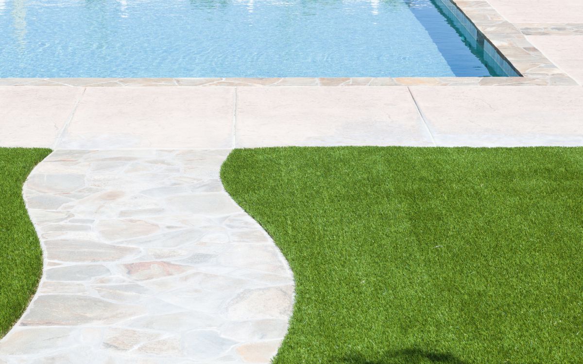 piscina con césped artificial