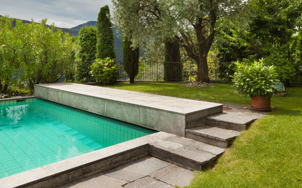 piscina con césped artificial