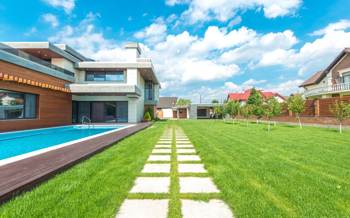 piscina con césped artificial