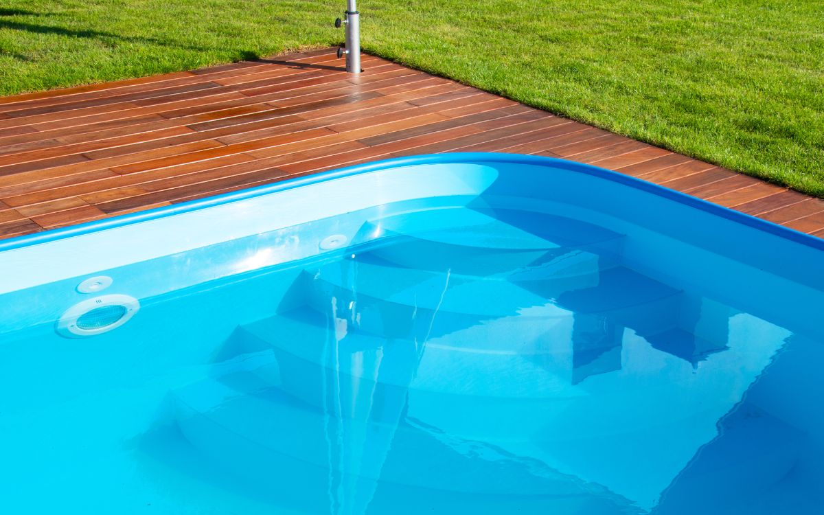 piscina con césped artificial